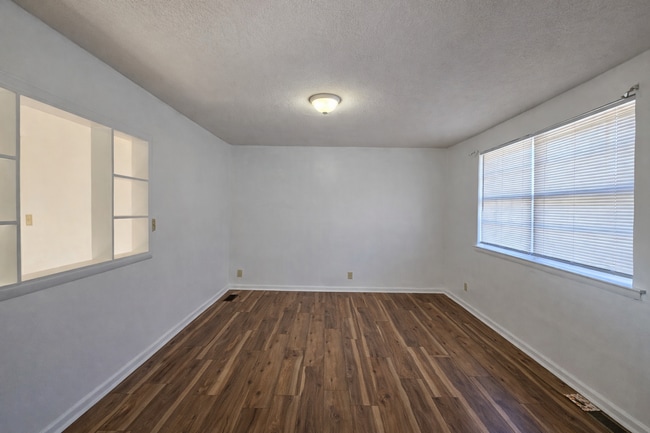 Building Photo - Charming 3 Bedroom 1 Bathroom Brick Home