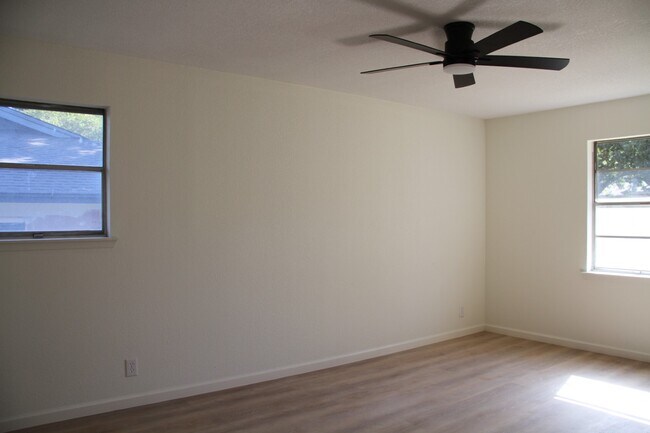 Building Photo - 608 Oak Dr