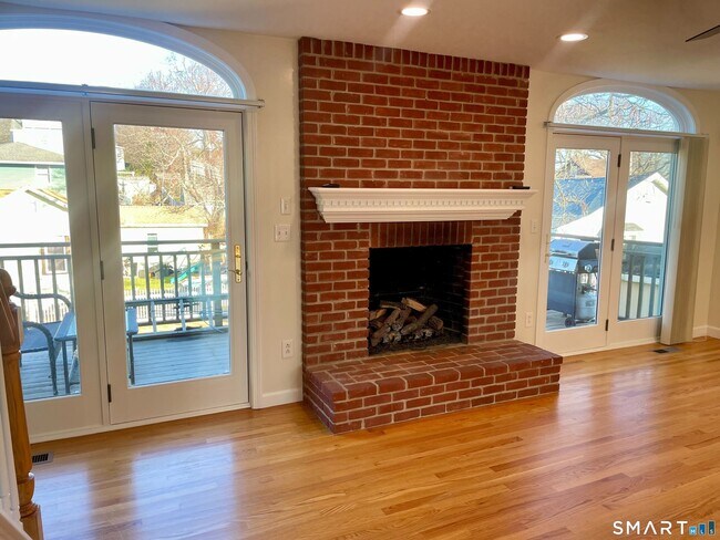 Building Photo - 283 Cosey Beach Ave