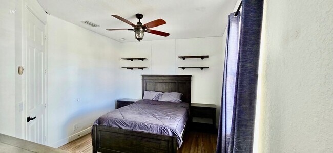 Building Photo - 400 SW 15th Dr