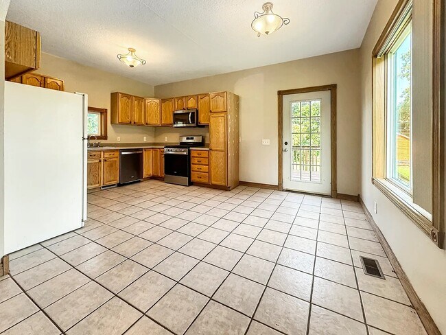 Building Photo - 465 3rd Ave