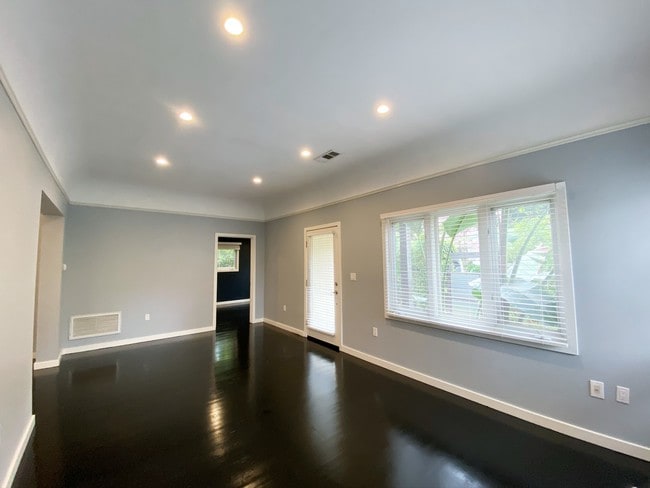 Building Photo - 8532 N W Knoll Dr