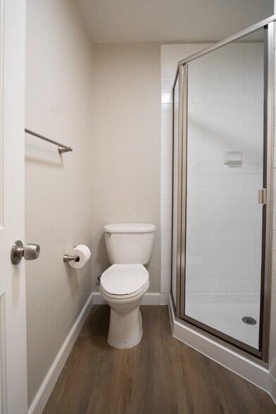 Building Photo - 323 Montrose Dr