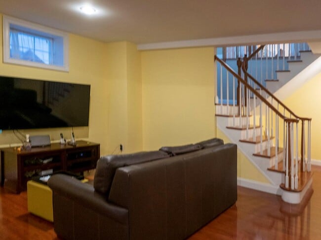 Building Photo - 35 Huyler Dr