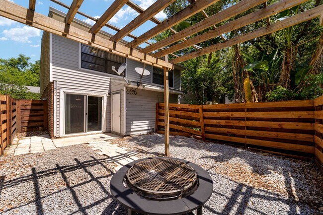 Building Photo - Haystacks Condo