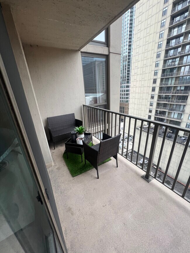 Building Photo - 635 N Dearborn St