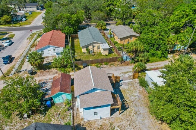 Building Photo - 3 Bed/2 Bath **Spiral Staircase, Split Level w/ NEW Bottom Floor Addition & LOTS of Extras** Redu...