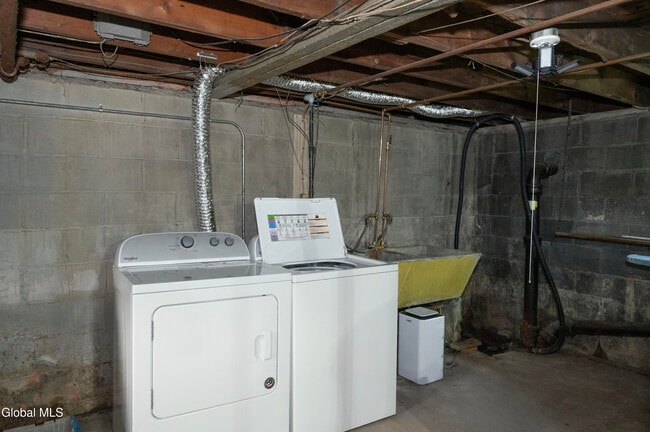 Building Photo - 33 Clinton St