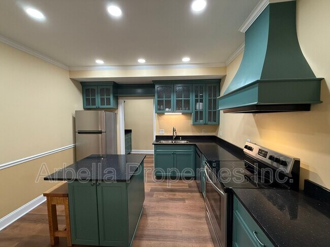 Building Photo - 701 W Locust St