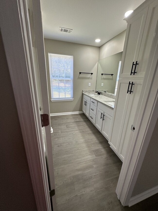 Building Photo - 305 E 22nd St