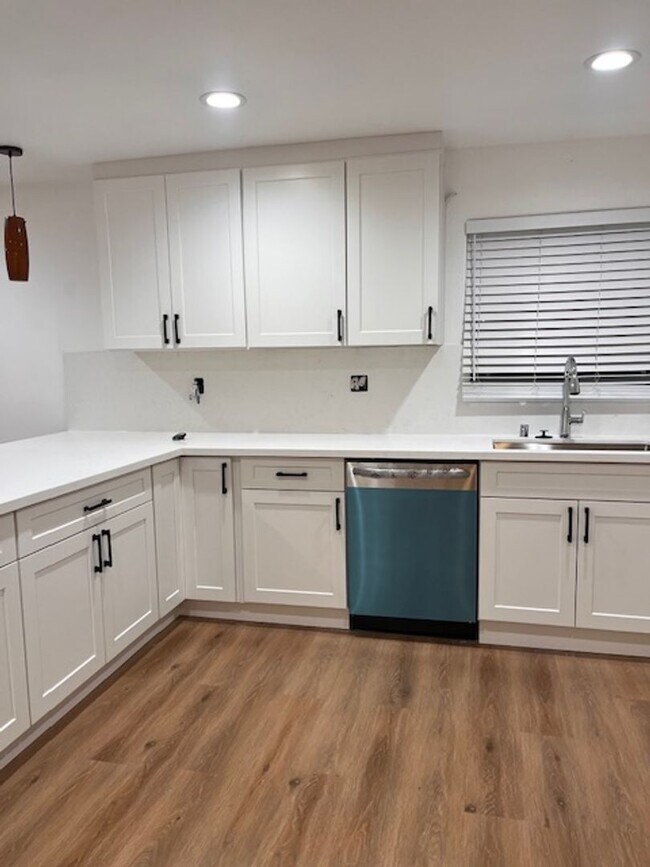 Building Photo - Gorgeous 3+2 home in Glassell Park!