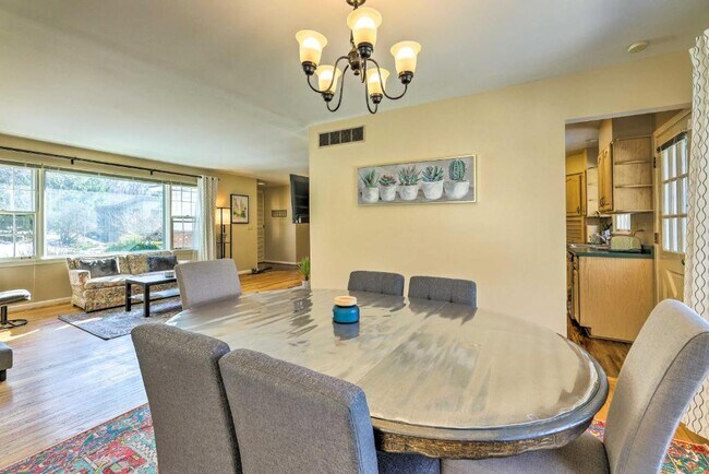 Building Photo - 1034 Clifton Hills Ave