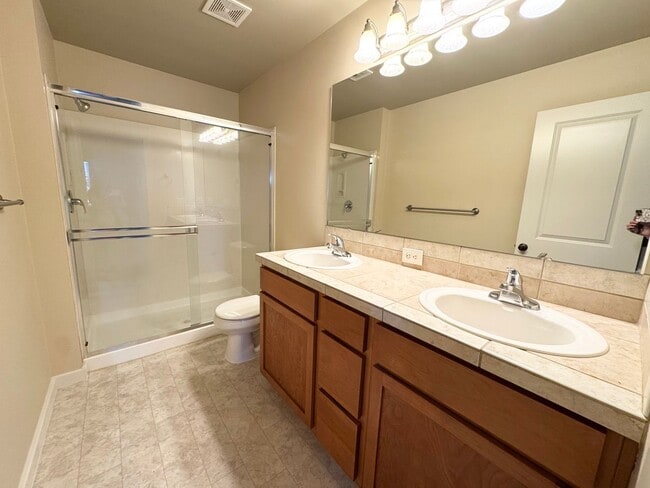 Building Photo - Spacious 2 bedroom 2 1/2 bath Plus Den  to...