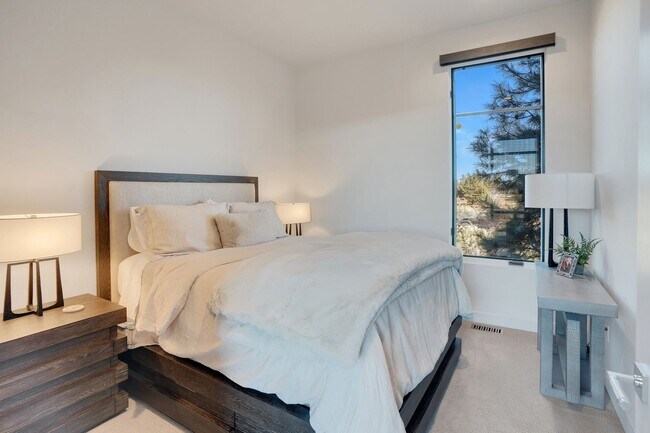Building Photo - Contemporary Fully Furnished Four Bed Four Bath Masterpiece in Tetherow