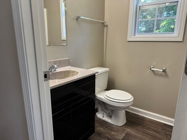 Building Photo - $1425/18 month lease or $1450/12 month lease.