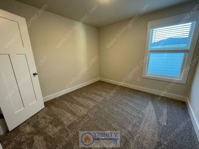 Building Photo - Beautiful and spacious! Ready for move in!