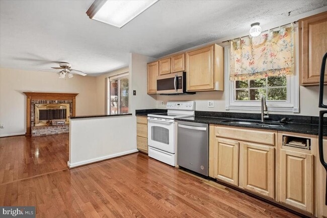 Building Photo - 9404 Mirror Pond Dr