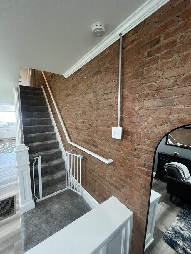 Building Photo - 220 E Liberty St