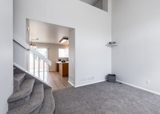 Building Photo - Newly Updated 4 Bed Home Centrally Located