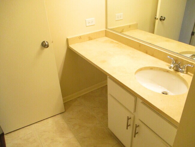 Building Photo - 203 Teak Ln