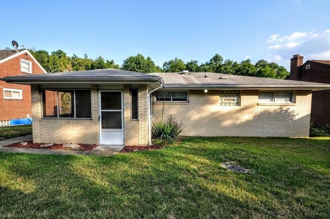 Building Photo - *Quiet & Cozy 3BD/2BA Single-Family Home A...