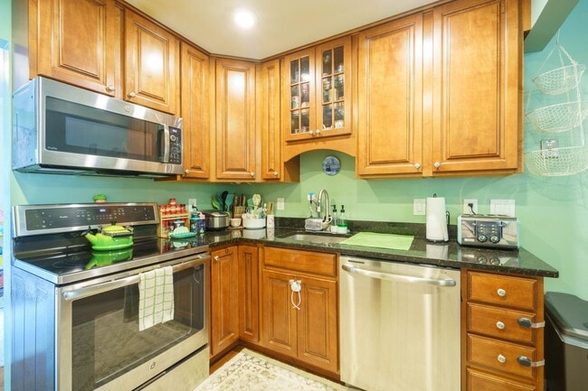 Building Photo - This 3 Bed 2.5 Bath Burke, VA Townhome is a Must See!