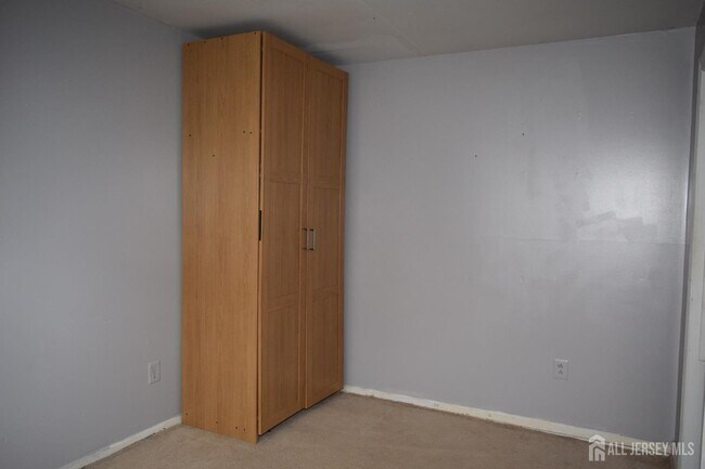 Building Photo - 31 Larch St