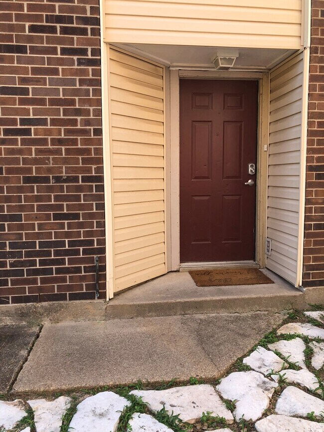 Building Photo - Charming 2-Bedroom Duplex in a Prime Location!