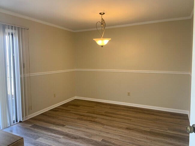 Building Photo - 3 BR Condo convenient to I-40 and Wendover...