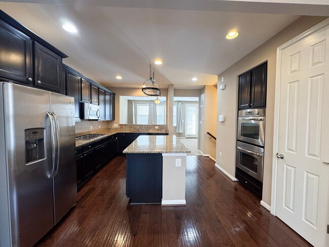 Building Photo - Beautiful And Spacious 3 Bed 3.5 Bath Interior Brick Townhome With Balcony In Hastings Marketplace