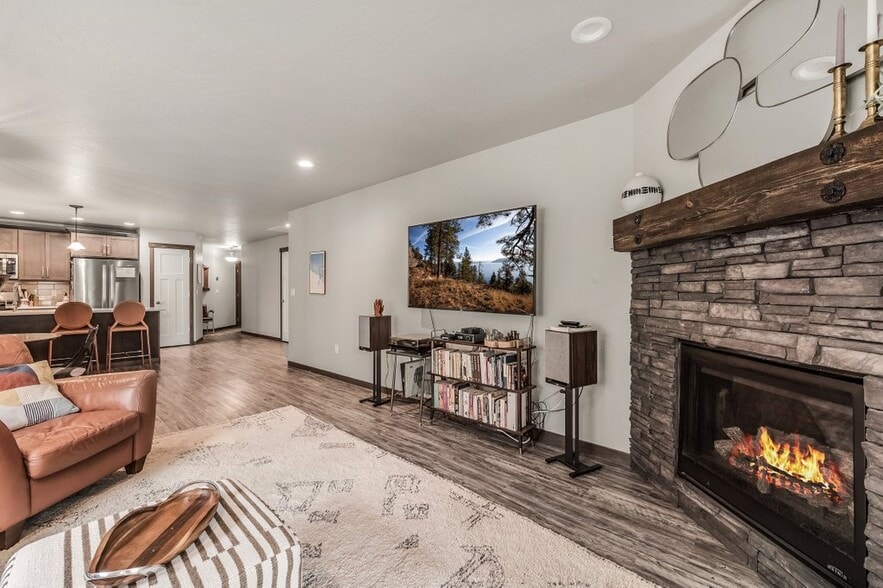 Building Photo - 195 Jasper Loop