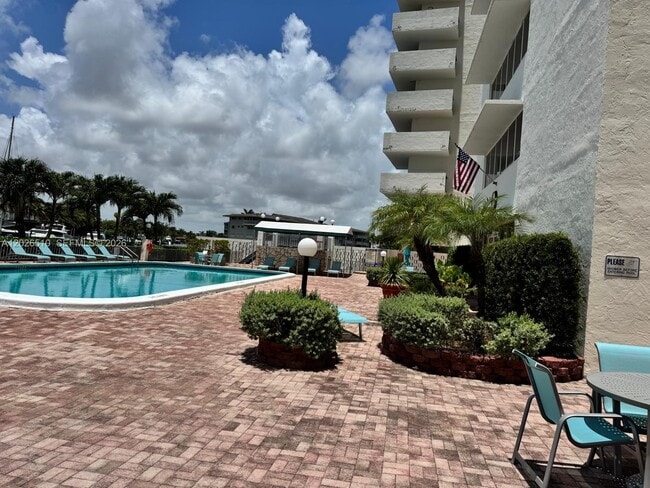 Building Photo - 401 Golden Isles Dr