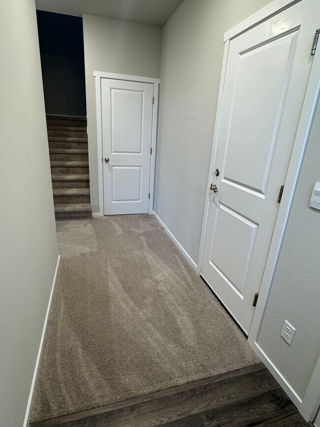 Building Photo - 4 Bed 2.5 Bath Home with Community Amenities