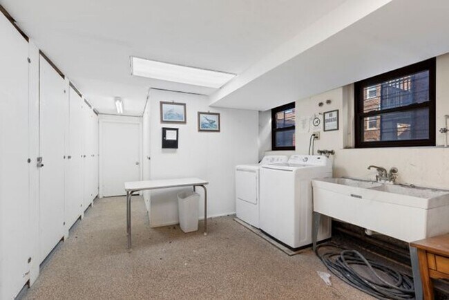 Building Photo - 2773 Hampshire-Unit 8