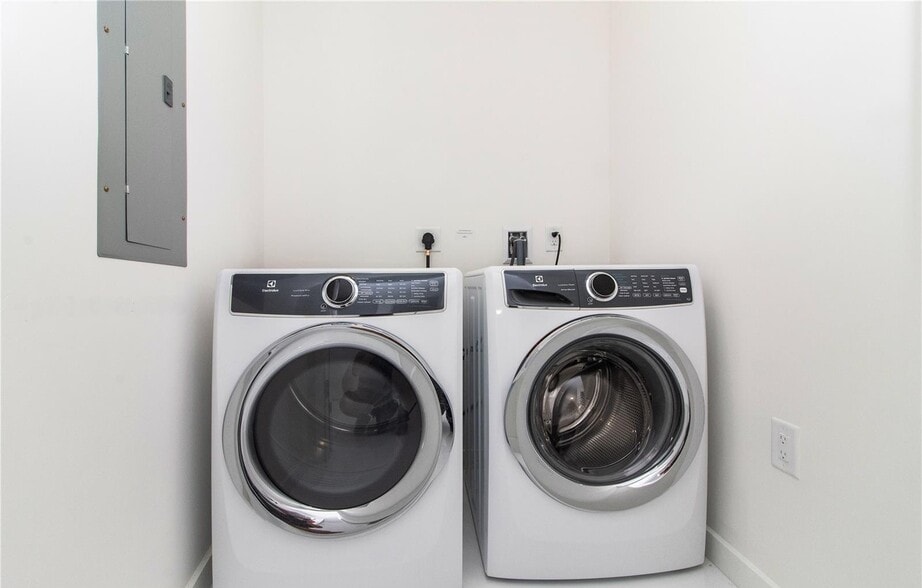 Building Photo - 851 NE 1st Ave