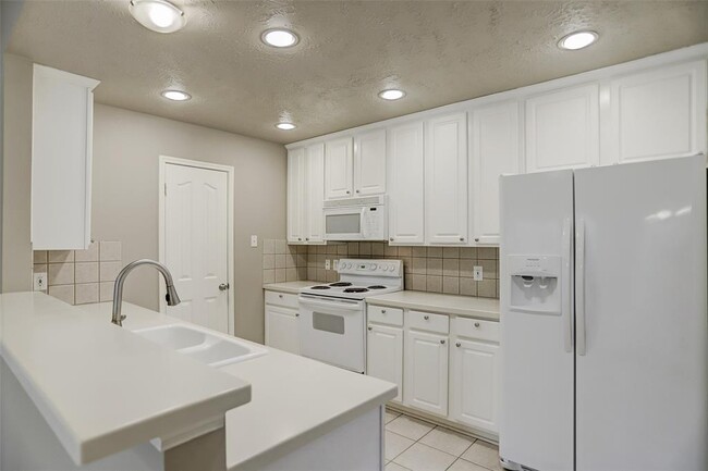 Building Photo - 8051 Bay Branch Dr