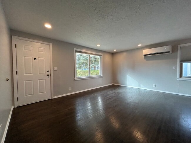 Building Photo - Updated Charmer