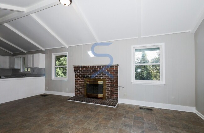 Building Photo - 5425 Skyview Dr SW