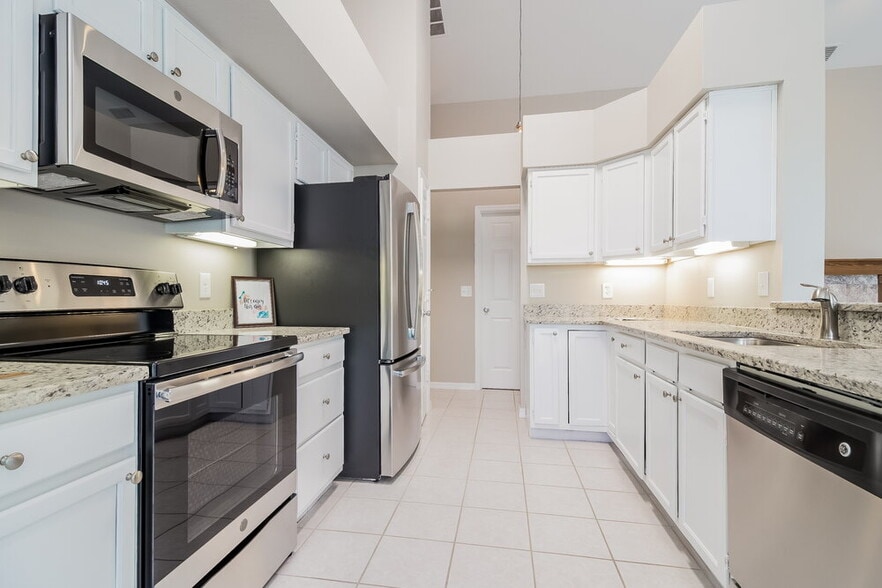 Building Photo - 1230 Glenmore Dr