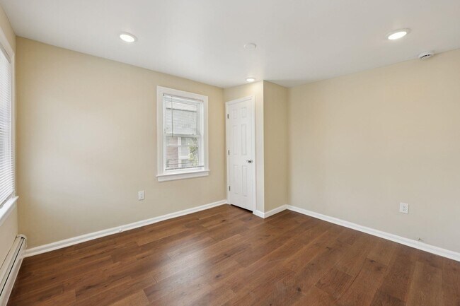 Building Photo - 325 7th St