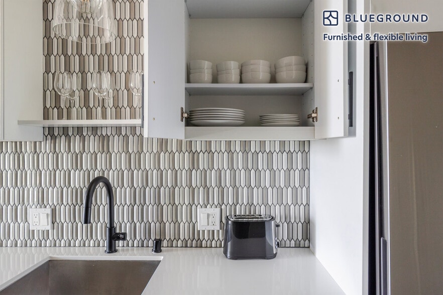 Building Photo - 10050 NE 10th St