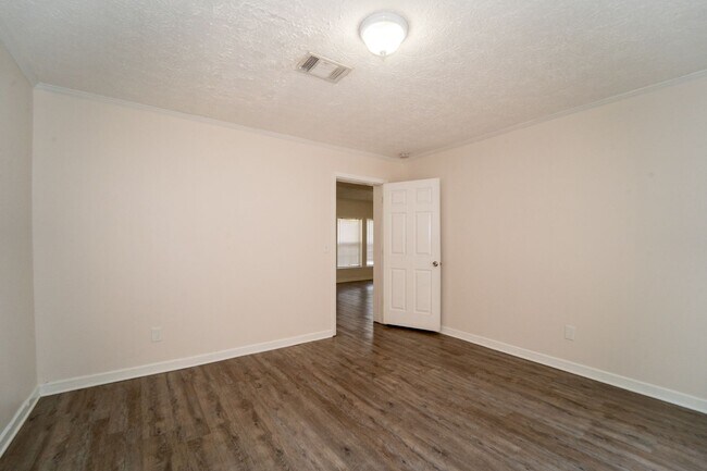 Building Photo - 37 Evergreen Ave