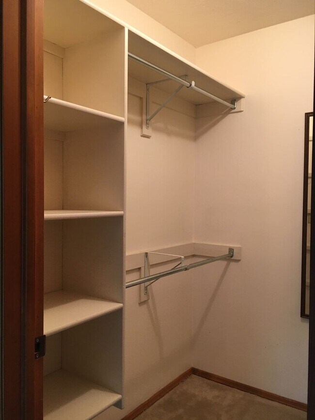 Building Photo - 2 Bedroom, 1 Bathroom Townhouse-Walking di...
