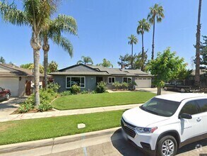 Building Photo - 3 Bedroom / 1.5 Bathroom with pool for ren...