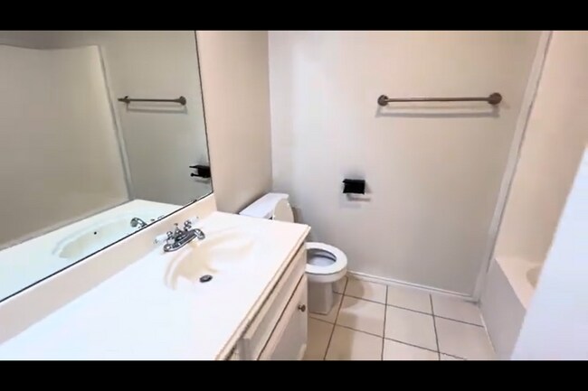 Building Photo - Awesome home in quiet. Culdesac