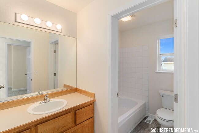 Upstairs bathroom - 530 Bitterroot Cir