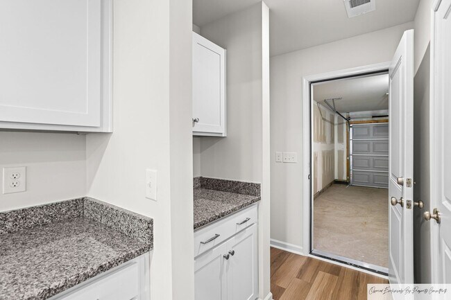 Building Photo - STUNNING TOWNHOUSE IN LEXINGTON'S MURRAY V...