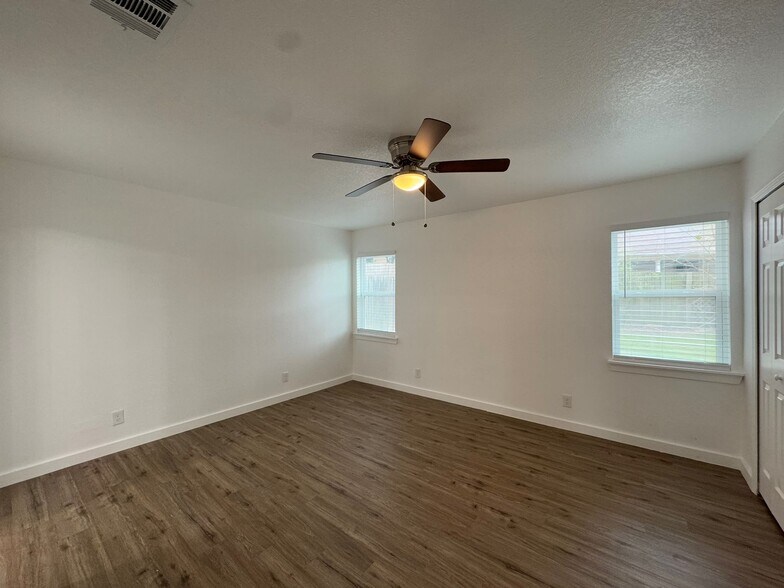 Building Photo - 5822 Lake Wind