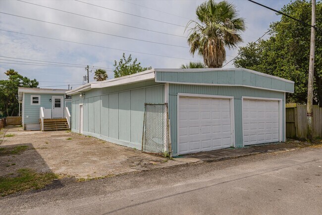 Building Photo - 3518 Avenue H