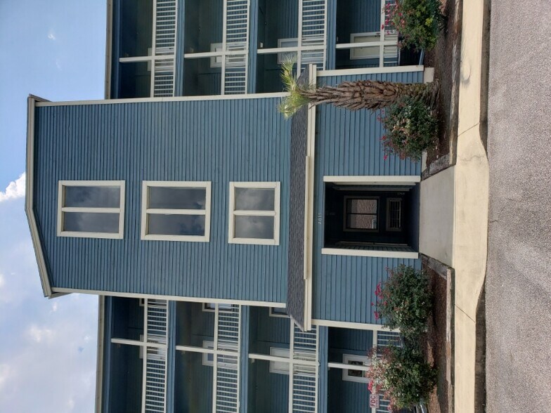 Building Photo - 4015 Fairway Dr